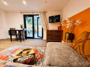 The Hideout - private luxury cabin near the sea with garden area, sea views and parking